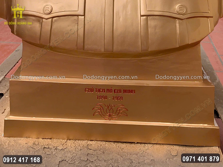 Phần chân đế chạm khắc sắc nét tên, năm sinh và năm mất của Bác